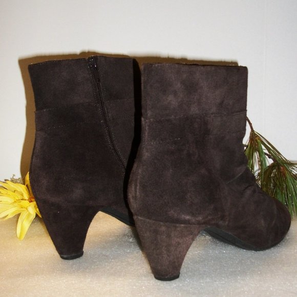 SAMUEL 9M Genuine Brown Suede Slouchy Booties NEW 2 5/8" Heel Zip Up - Picture 7 of 13